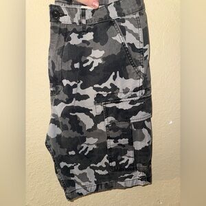 Levi Strauss & Co Black and Gray Camouflage Shorts - Size 33